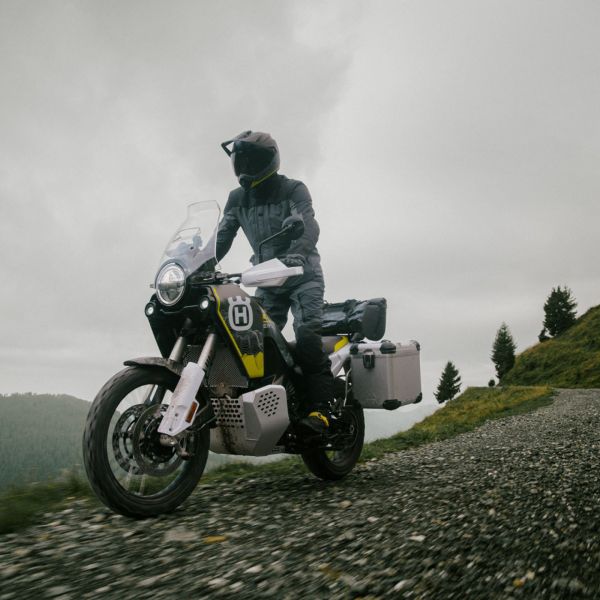 Kontrola trakcie v zákrutách Husqvarna Norden 901 Expedition 2025